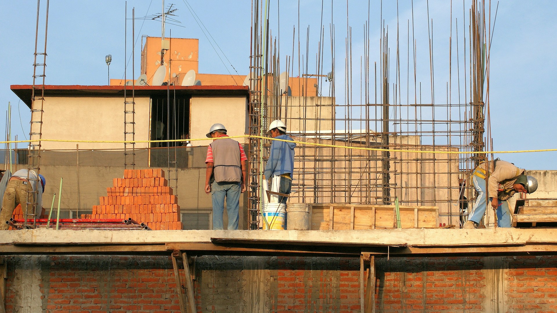 Aguascalientes Construction Sector Plummets 16.5% in October 2025; Entity Lags Behind Querétaro and Guanajuato's 'Boom'