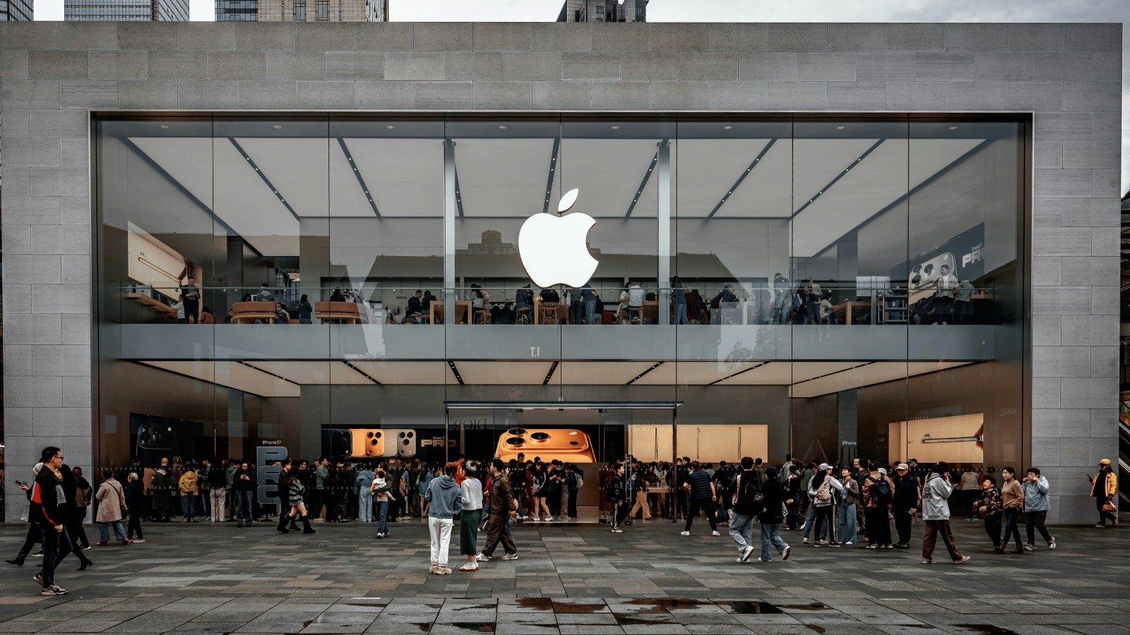 Online Tech Sales Surge 15%, Brick-and-Mortar Stores Decline 0.9%