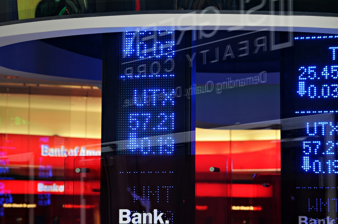 Dollar, Gold, and Oil Prices Mark Opening of Financial Markets Today